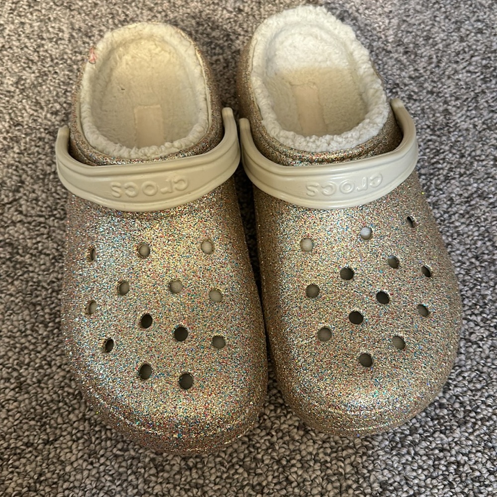 Gold/multicolor glitter fur-lined crocs. Men’s 10/Women’s 12